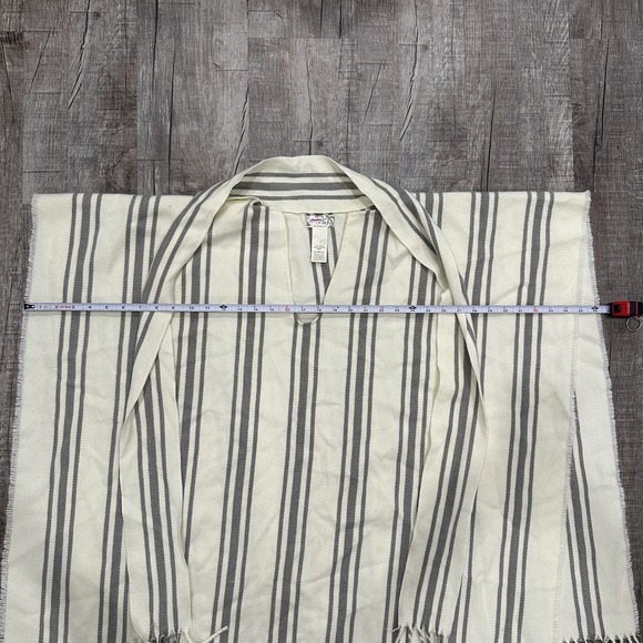 Free People Striped Poncho Wrap Cape Fringe Hem One Sz Cream Gray Boho Festival - Picture 2 of 9